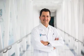 Retrato del Dr. Mario González Salas, Urólogo en Costa Rica, en el pasillo de su clínica.