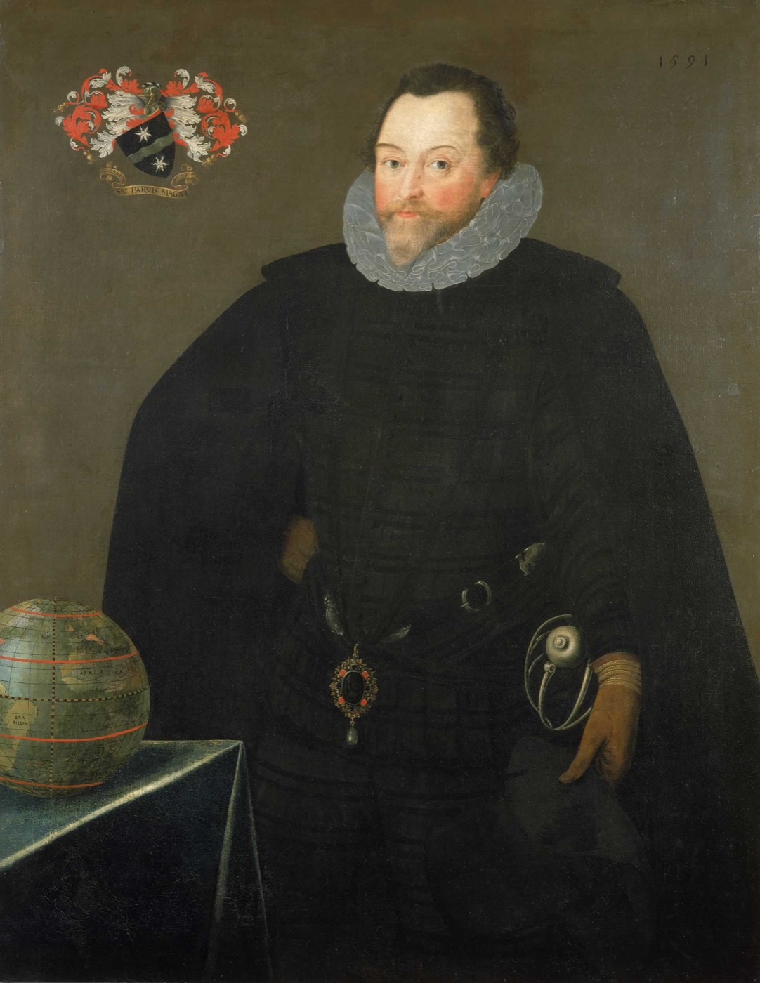 Retrato al óleo de Francis Drake de pie, con barba rojiza, gorguera blanca y traje oscuro, junto a un globo terráqueo