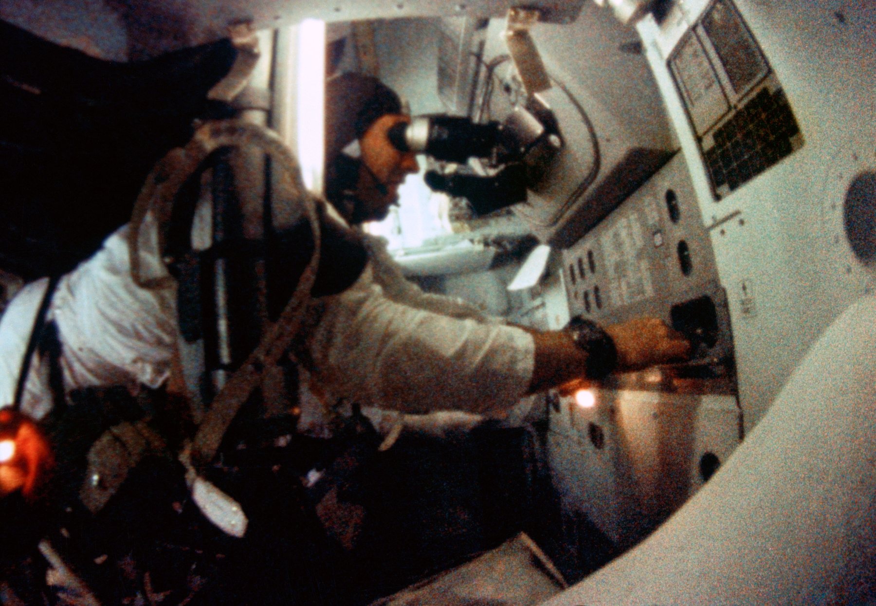El astronauta Jim Lovell en la estación de guiado y navegación del módulo de comando del Apolo 8, mirando por el ocular del sextante