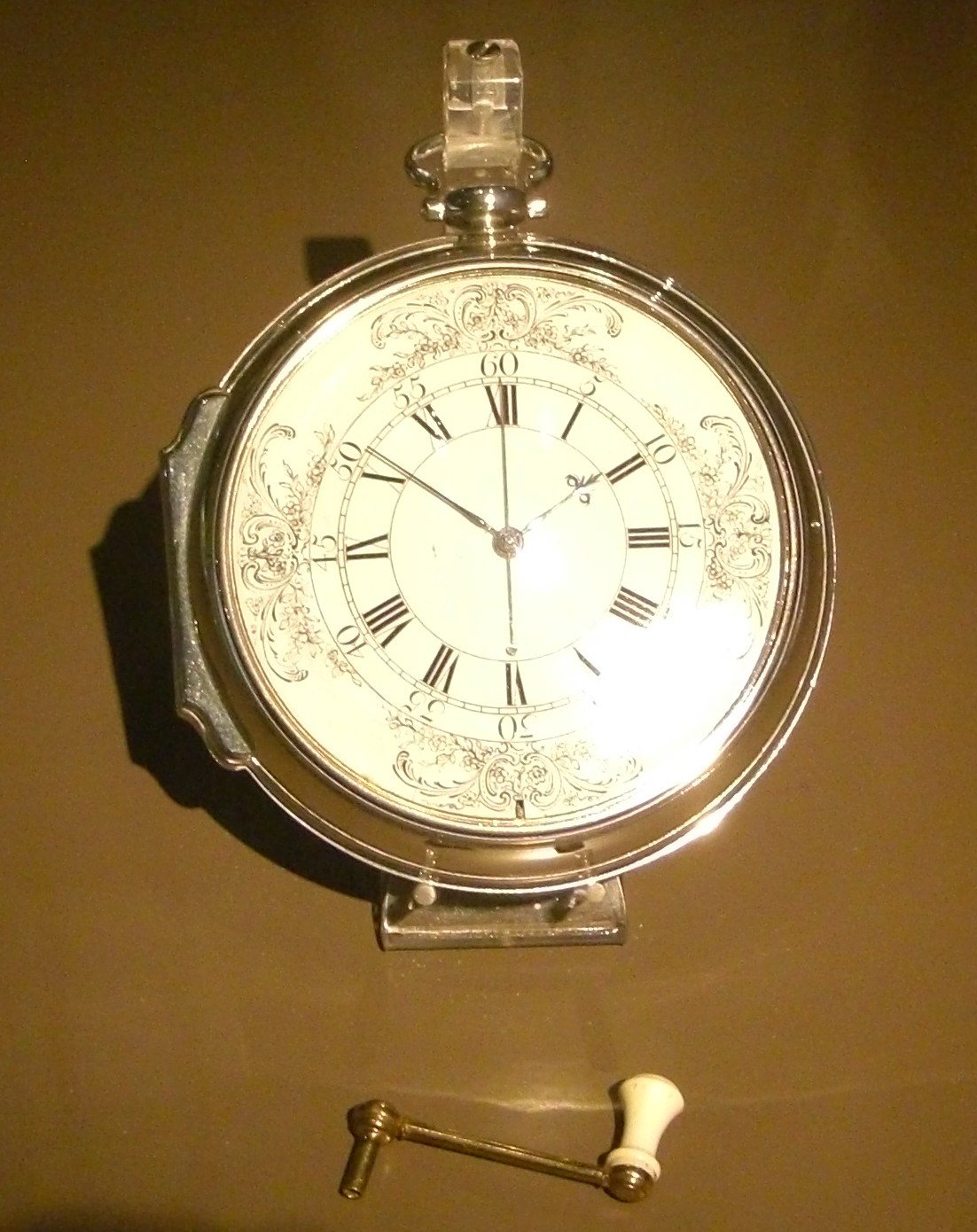 El cronómetro H4 de John Harrison, un reloj de bolsillo grande de plata con esfera blanca decorada